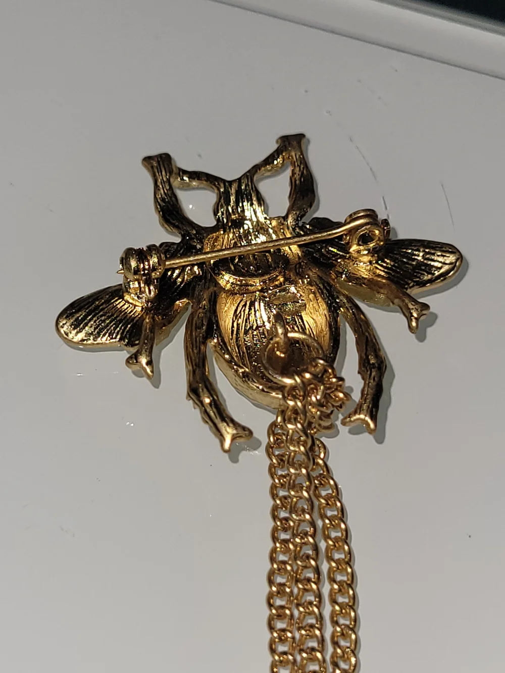 Kenneth Jay Lane KJL Gold Tone Bumble Bee Sweater Clip Collar Chain Brooch Vtg